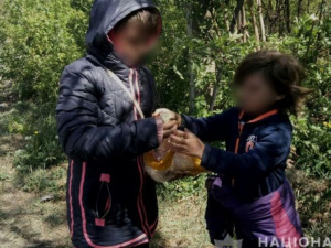 Пьет и кочует по городу: на Донетчине в кустах обнаружили мать с маленькими детьми (ФОТО)