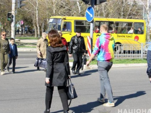 В Мариуполе полиция штрафовала пешеходов и приглашала к себе в автобус (ФОТО+ВИДЕО)