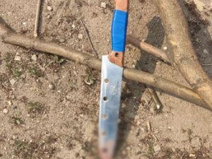 Конфликт за рюмкой: в Мариуполе местная жительница ударила приятеля ножом в горло (ФОТО)