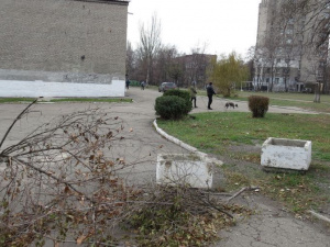 Мариупольцы в центре города строят баррикаду, чтобы обезопасить своих детей (ФОТО+ВИДЕО)