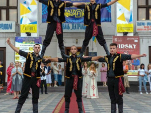 Костюмированное шествие: театральный фестиваль в Мариуполе собрал актеров со всей Украины (ФОТО)