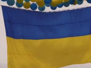 Над неподконтрольной территорией Донетчины поднят большой флаг Украины (ВИДЕО)