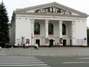 Драмтеатр в Мариуполе подсветят оранжевым в знак борьбы с насилием над женщинами