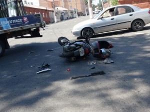 В Мариуполе водитель мотороллера протаранил головой лобовое стекло микроавтобуса (ФОТО)