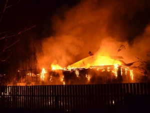 Ночью в Мариуполе загорелся дом