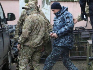 В Украину прибыл самолет с пленными и моряками, которых арестовали на пути в Мариупольский порт (ДОПОЛНЕНО)