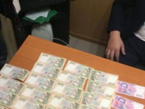 Из окна сервисного центра МВД в Донецкой области вылетели деньги (ФОТО)