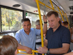 В Мариуполе чиновники горсовета проехались в городском автобусе (ФОТО)