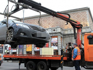 В Мариуполе неправильно припаркованные автомобили будут эвакуировать на штрафстоянки