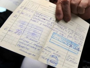 Помилки в трудовій книжці можуть «з’їсти» стаж: що потрібно перевірити вже зараз