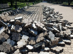 Обнажается главная аллея парка Гурова в Мариуполе (ФОТОФАКТ)