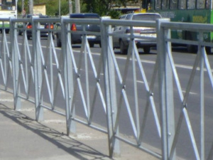 Верните забор: мариупольцы просят восстановить ограждение, чтобы избежать ДТП