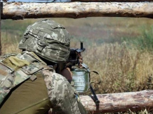 На Донбассе во время вражеских обстрелов ранен украинский воин