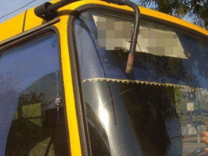 Разборки маршруточников: в Мариуполе водители поотбивали друг другу зеркала (ФОТО)