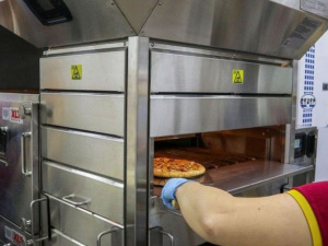 Уникальное оборудование по гранту: в пиццерии Мариуполя готовят в американской печи за 1,6 миллионов гривен