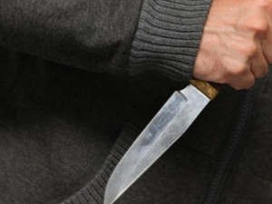 Мариупольца, напавшего на незнакомца с ножом, нашли по имени ребенка