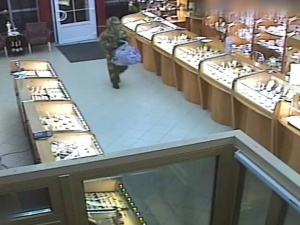 Опубликовано видео налета на ювелирный магазин на Донетчине. Полиция просит помощи (ФОТО+ВИДЕО)