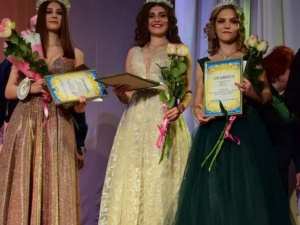 Талант и красота: в Мариуполе 14 студенток боролись за корону и звание «Мисс конгениальность»