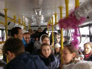 В двух Рождественских троллейбусах Мариуполя споют колядки (ФОТО)