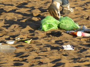 В Мариуполе тинейджеры завалили мусором пляж для съемок фильма о любви (ФОТО+ВИДЕО)