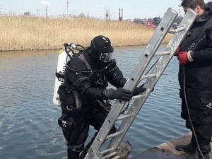 Мариупольские спасатели проводят очистку Кальчика