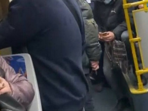 В мариупольском автобусе мужчина угрожал ножом кондуктору и пассажирам
