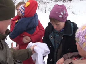 В освобожденных поселках в Донбассе военные выдают жителям продукты и лекарства (ВИДЕО)