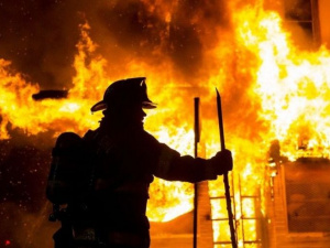 Под Мариуполем шесть человек спасли из горящей квартиры