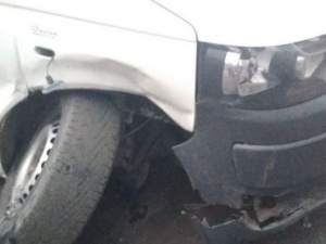 В Мариуполе столкнулись два автомобиля: пострадавших забрали в больницу (ФОТО)