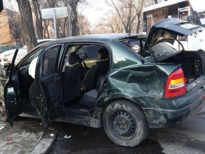 В центре Мариуполя автомобиль «влетел» в столб: есть пострадавшие (ФОТО)