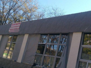 В центре Мариуполя предотвращён прыжок агрессивного мужчины с крыши здания (ФОТО)