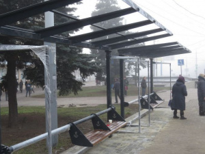 Двойной стеклянный павильон для пассажиров сооружают в сердце Мариуполя (ФОТОФАКТ)