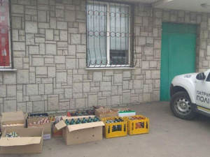 Патрульные «накрыли» незаконный магазин и созвали мариупольцев на конференцию (ФОТО)