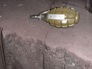 Возле жилого дома в Мариуполе обнаружили гранату (ФОТО)