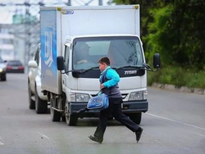 Задание – выжить: на Донетчине пьяный подросток попал под машину, играя в опасную игру