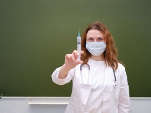 Мариупольским учителям предлагают привиться от коронавируса. Кого вакцинируют в первую очередь?