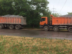 В Мариуполе копы оштрафовали водителей за перевозку грузов сверх нормы (ФОТО)