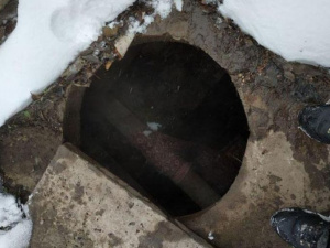 В Мариуполе в канализационном люке найдено тело женщины (ФОТО)