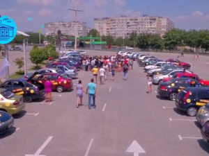 В сети появилось видео автопробега брендированных автомобилей в Мариуполе (ВИДЕО)