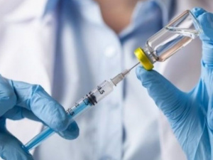 В Мариуполь привезли вакцину «Moderna». Где и какими видами препаратов прививают от коронавируса?