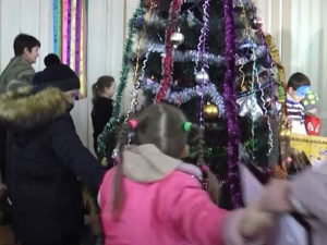Дети из прифронтового села под Мариуполем получили новогодние подарки