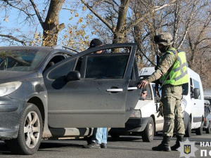 Оружие, наркотики, преступники: на блокпостах Мариуполя выявили более 280 нарушений