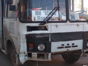 В Мариуполе автобус врезался в легковушки. Пострадали беременная женщина и ребенок (ФОТО)