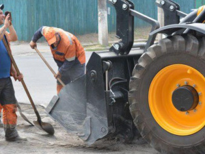 Асфальту быть: в Мариуполе начали ликвидацию ремонтных разрытий (ФОТО)