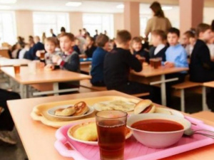 Мариупольцам рассказали, как будут питаться школьники в карантин