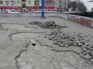 Судьбу скандальной плитки на главной площади Мариуполя решат эксперты (ФОТО)