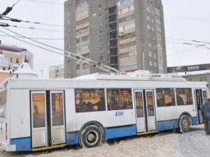 Из-за гололеда в Мариуполе пришлось ограничить движение троллейбусов