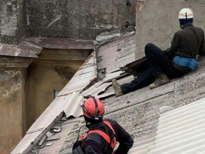 «Крышепад»: в Мариуполе разрушилась кровля лицея и многоквартирного дома