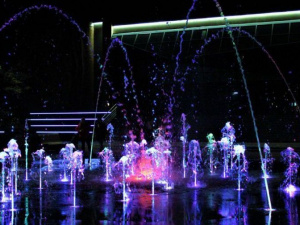 Ночью еще прекраснее: мариупольцам показали разноцветные брызги нового пешеходного фонтана (ФОТО)