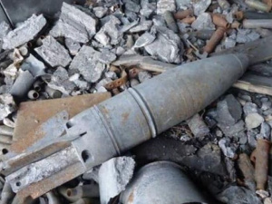 Во время уроков возле школы на Донбассе разорвался снаряд: детей эвакуировали (ФОТО)